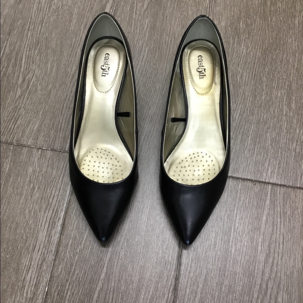 Kitten heel pumps